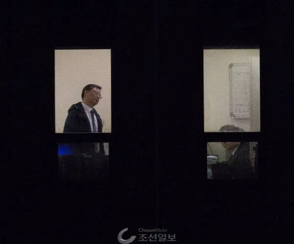 팔짱 낀 우병우, 검찰조사? 놀러왔네 놀러왔어