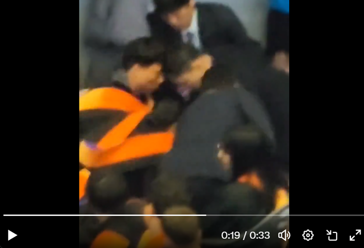 카이스트(KAIST) 졸업식 충격 사건, 졸업생이 사지가 들려 윤석열 대통령 경호원에게 끌려나가