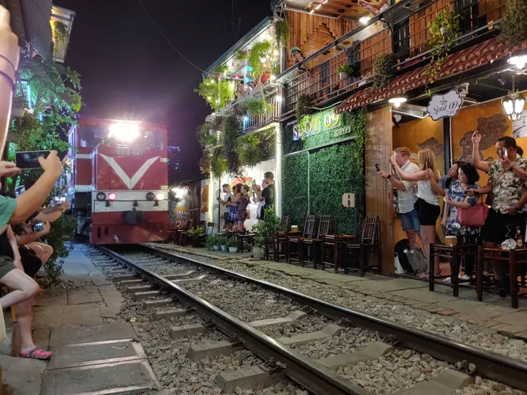 베트남 하노이 여행 ep2 첫째날 일정 (센스파, 분보남보, 성요셉 성당, 콩카페, 문묘, 기찻길 마을, 슬리핑 버스)