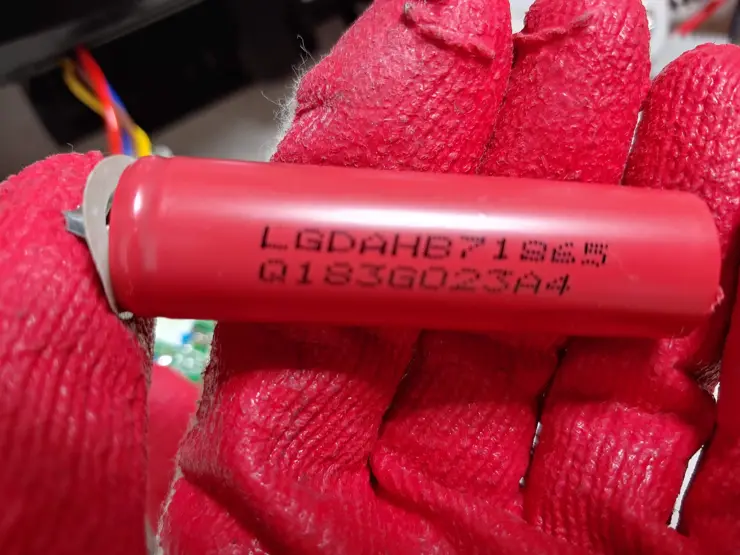 블랙앤데커 호루라기 무선청소기 배터리 셀프 교체 (Battery Replacement BLACK+DECKER BDH2000PL MAX Lithium Pivot Vacuum, 20-volt )