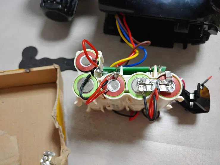 블랙앤데커 호루라기 무선청소기 배터리 셀프 교체 (Battery Replacement BLACK+DECKER BDH2000PL MAX Lithium Pivot Vacuum, 20-volt )