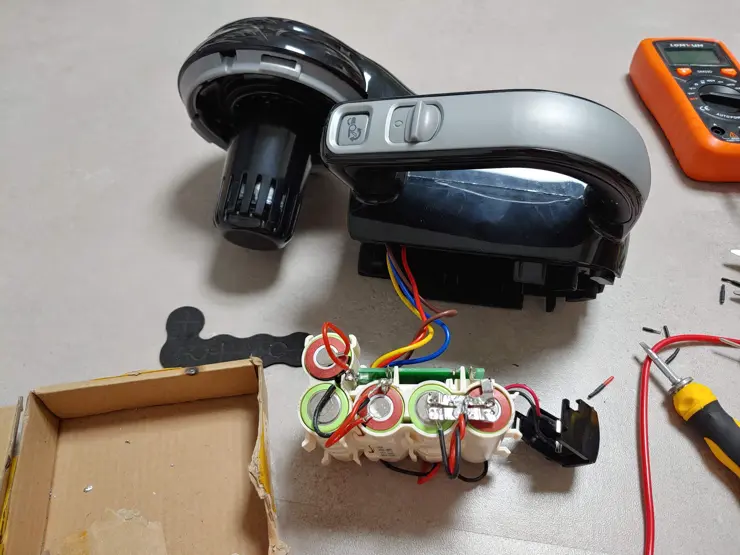 블랙앤데커 호루라기 무선청소기 배터리 셀프 교체 (Battery Replacement BLACK+DECKER BDH2000PL MAX Lithium Pivot Vacuum, 20-volt )