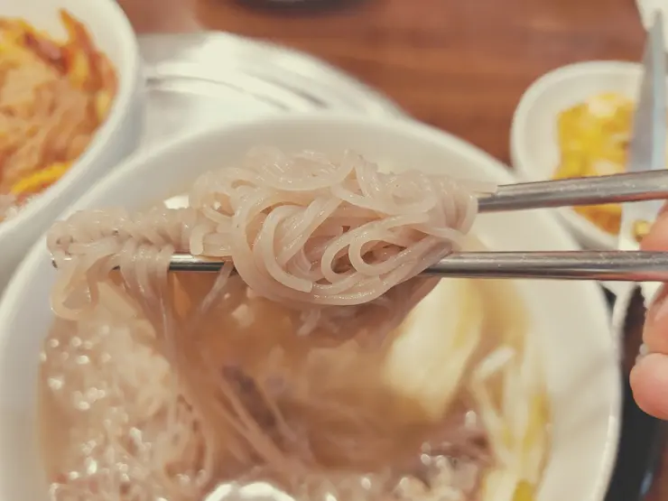 우래옥 (又來屋), 평양냉면 면발은 쫄깃 국물은 단백