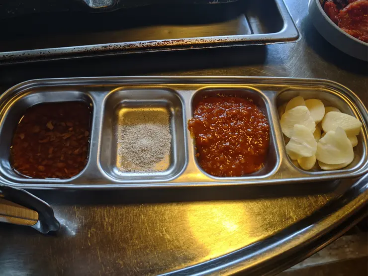 이문시장 “10년 전 가격 그대로” 외대 맛집 마약 삼겹살 훈제 삼겹살