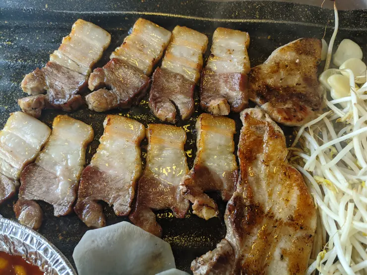 이문시장 “10년 전 가격 그대로” 외대 맛집 마약 삼겹살 훈제 삼겹살