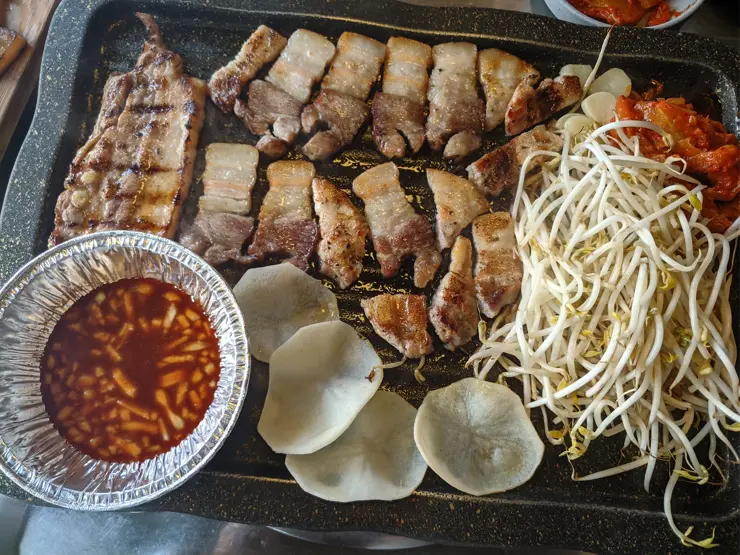 이문시장 “10년 전 가격 그대로” 외대 맛집 마약 삼겹살 훈제 삼겹살