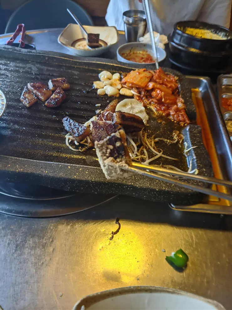 이문시장 “10년 전 가격 그대로” 외대 맛집 마약 삼겹살 훈제 삼겹살