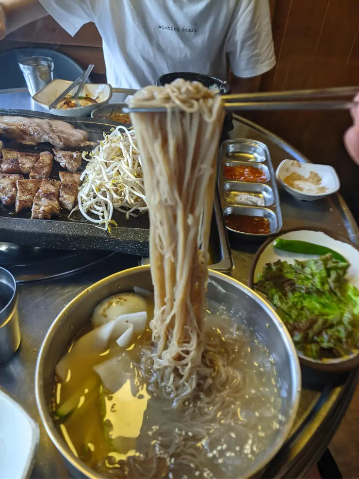 이문시장 “10년 전 가격 그대로” 외대 맛집 마약 삼겹살 훈제 삼겹살