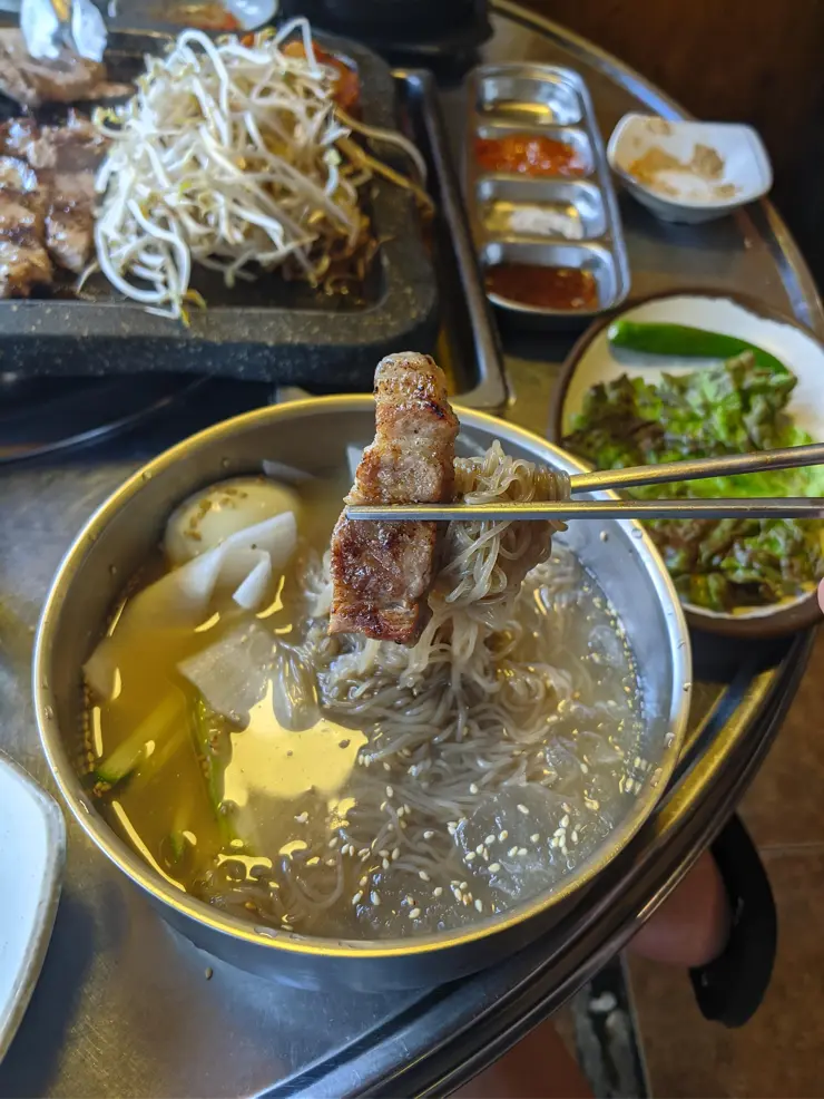 이문시장 “10년 전 가격 그대로” 외대 맛집 마약 삼겹살 훈제 삼겹살