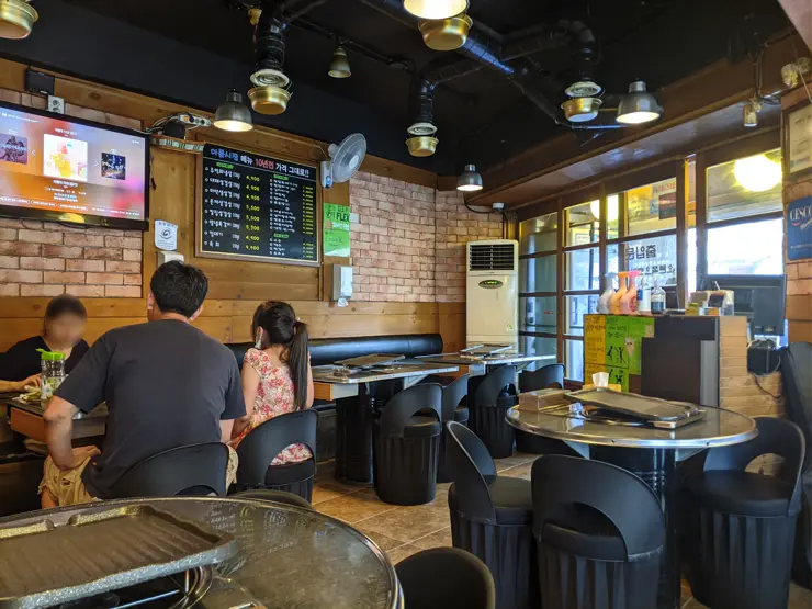 이문시장 “10년 전 가격 그대로” 외대 맛집 마약 삼겹살 훈제 삼겹살