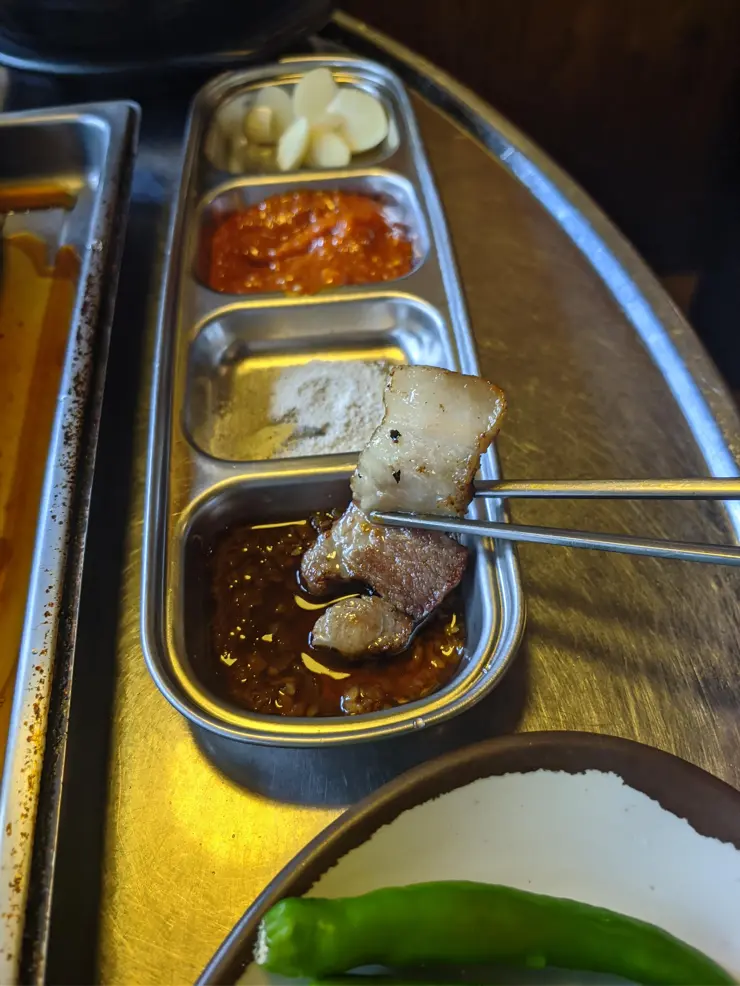 이문시장 “10년 전 가격 그대로” 외대 맛집 마약 삼겹살 훈제 삼겹살