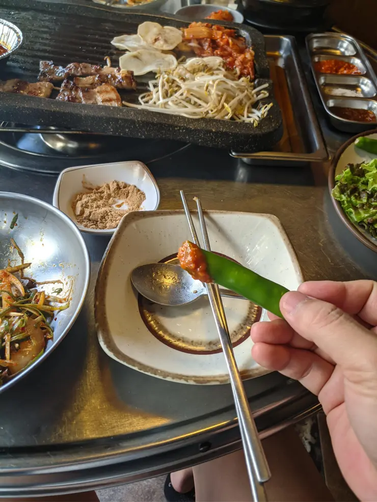 이문시장 “10년 전 가격 그대로” 외대 맛집 마약 삼겹살 훈제 삼겹살