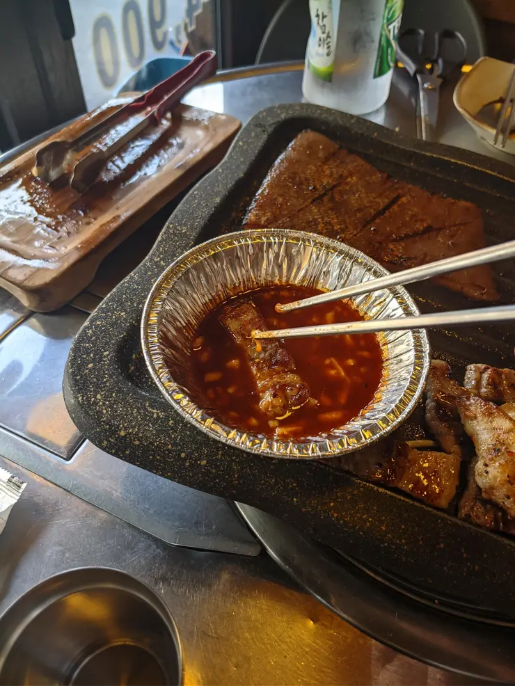 이문시장 “10년 전 가격 그대로” 외대 맛집 마약 삼겹살 훈제 삼겹살