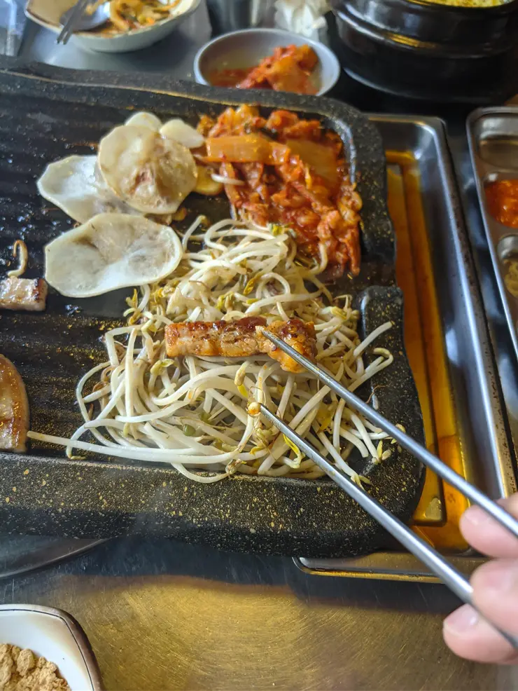 이문시장 “10년 전 가격 그대로” 외대 맛집 마약 삼겹살 훈제 삼겹살