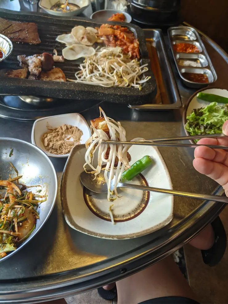 이문시장 “10년 전 가격 그대로” 외대 맛집 마약 삼겹살 훈제 삼겹살