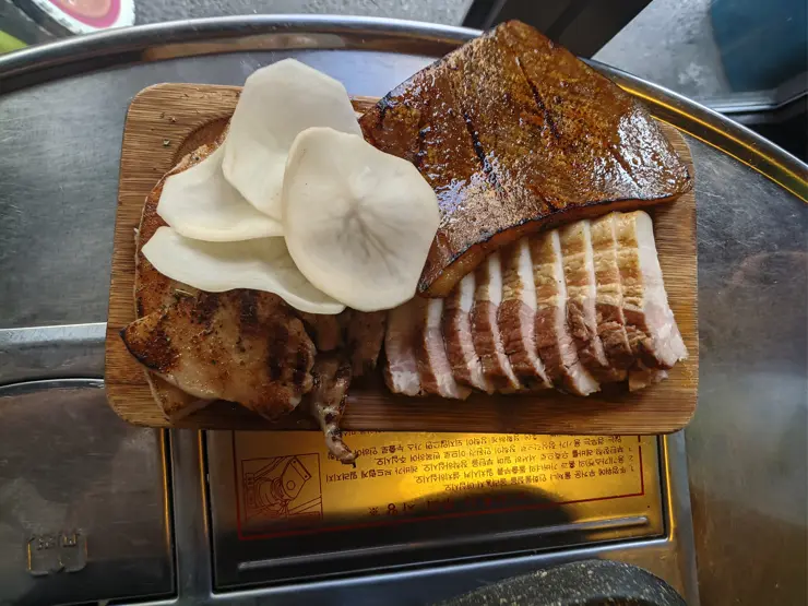 이문시장 “10년 전 가격 그대로” 외대 맛집 마약 삼겹살 훈제 삼겹살