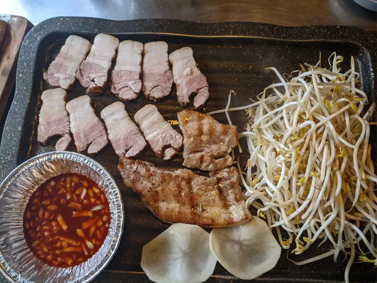 이문시장 “10년 전 가격 그대로” 외대 맛집 마약 삼겹살 훈제 삼겹살