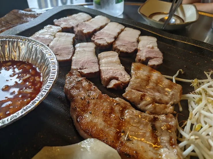 이문시장 “10년 전 가격 그대로” 외대 맛집 마약 삼겹살 훈제 삼겹살