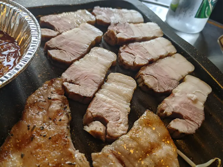 이문시장 “10년 전 가격 그대로” 외대 맛집 마약 삼겹살 훈제 삼겹살