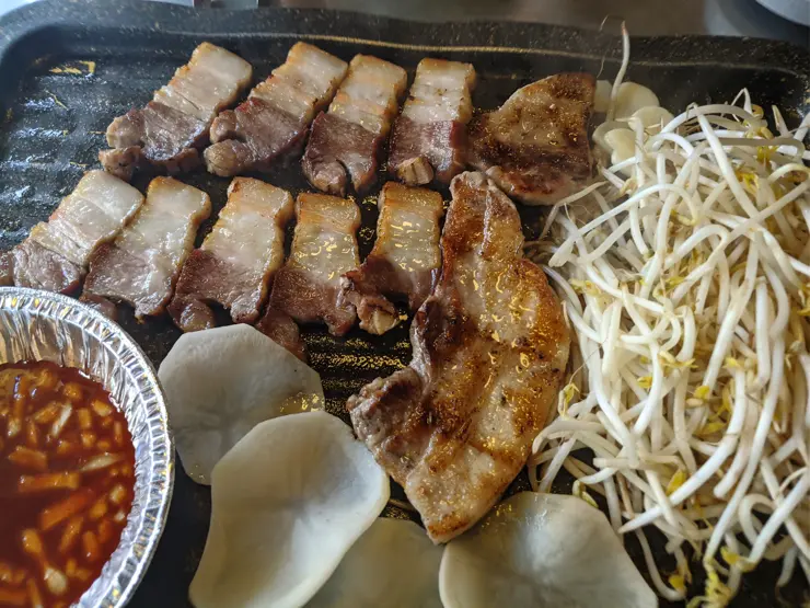 이문시장 “10년 전 가격 그대로” 외대 맛집 마약 삼겹살 훈제 삼겹살