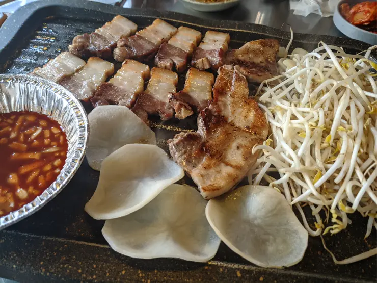 이문시장 “10년 전 가격 그대로” 외대 맛집 마약 삼겹살 훈제 삼겹살