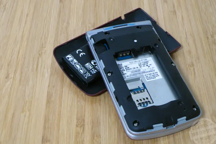 와인폰 3G 폴더폰, 수납장 구석에서 발견 LG-T390K 뒷북 리뷰