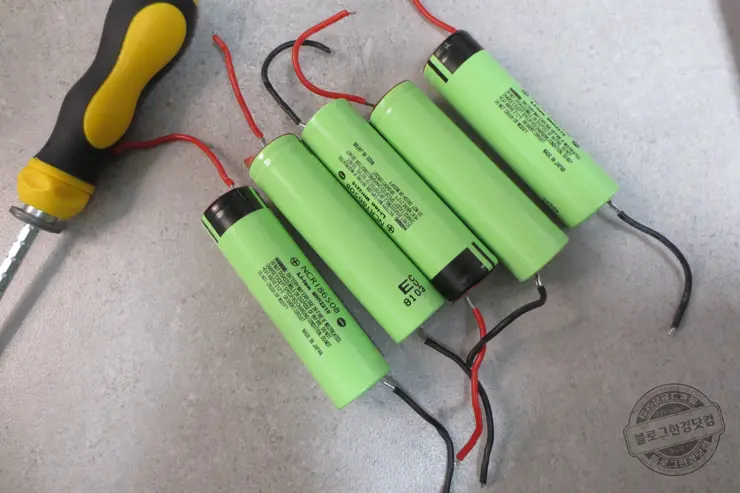 블랙앤데커 호루라기 무선청소기(BDH2000PL) HG2 18650배터리 셀프 교체