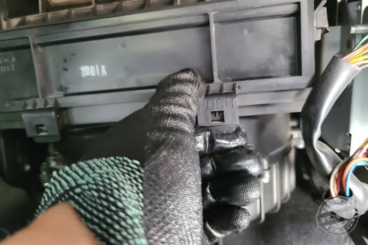 SM7 뉴아트 에어컨필터 셀프 교체 (Bosch S 4341)