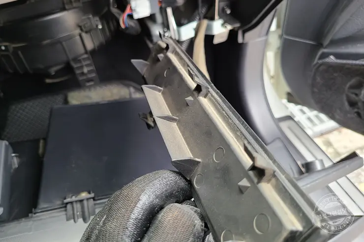 SM7 뉴아트 에어컨필터 셀프 교체 (Bosch S 4341)