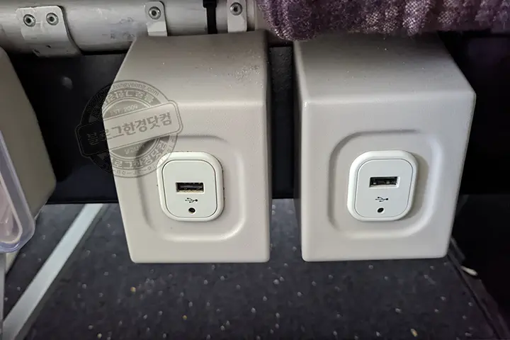 대한항공 B747-8 이코노미(일반석) 멀티콘센트 USB 충전 포트 위치
