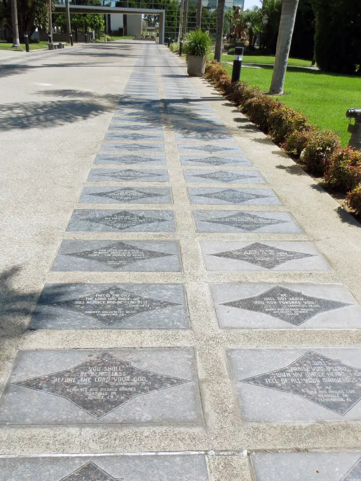 미국 캘리포니아 오랜지 카운티 수정교회, 현재는 그리스도 대성당에 가다.