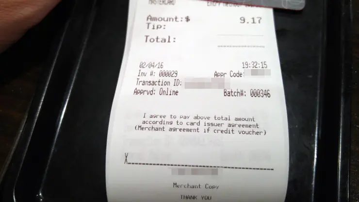 미국 식당에서 신용카드로 팁 계산하는 방법