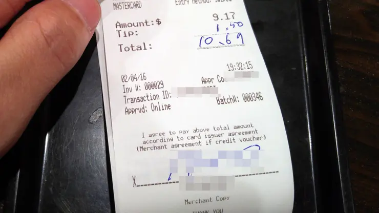 미국 식당에서 신용카드로 팁 계산하는 방법