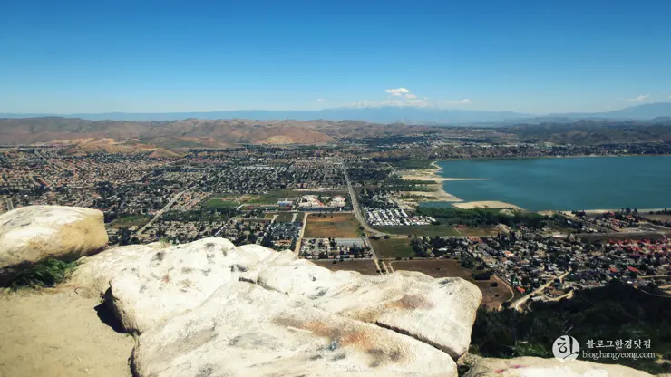 드라이브 코스 끝자락에서 만난 “레이크 엘시노어”