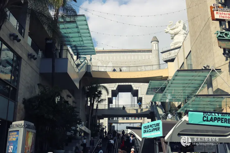 LA 많은 인파가 붐비는 할리우드 스타의 거리