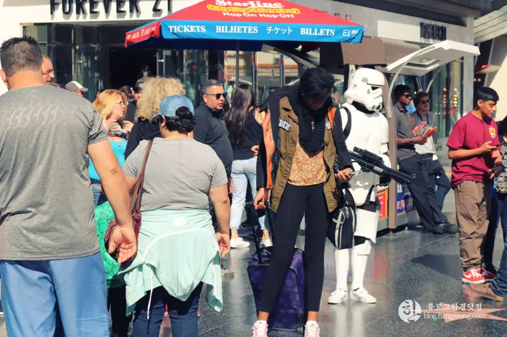 LA 많은 인파가 붐비는 할리우드 스타의 거리
