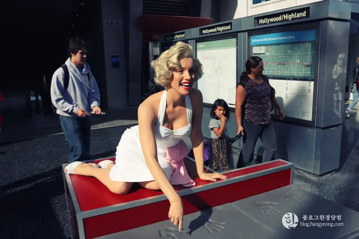 LA 많은 인파가 붐비는 할리우드 스타의 거리