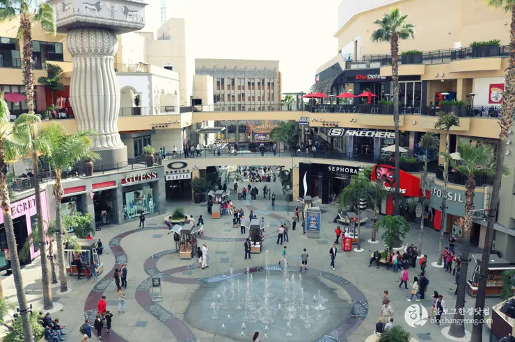 LA 많은 인파가 붐비는 할리우드 스타의 거리