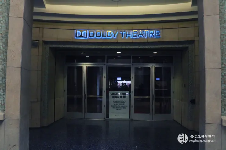 LA 많은 인파가 붐비는 할리우드 스타의 거리