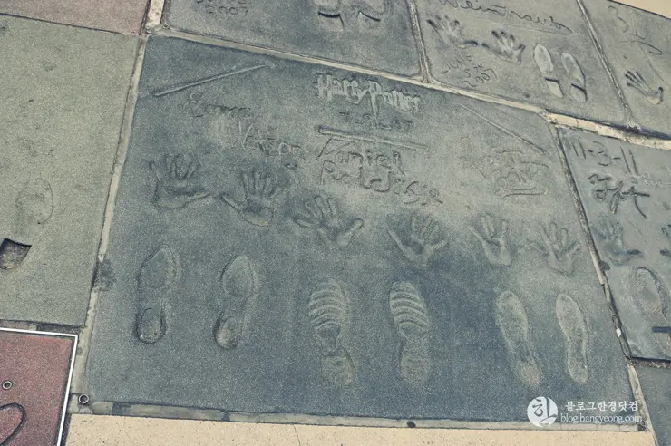 LA 많은 인파가 붐비는 할리우드 스타의 거리