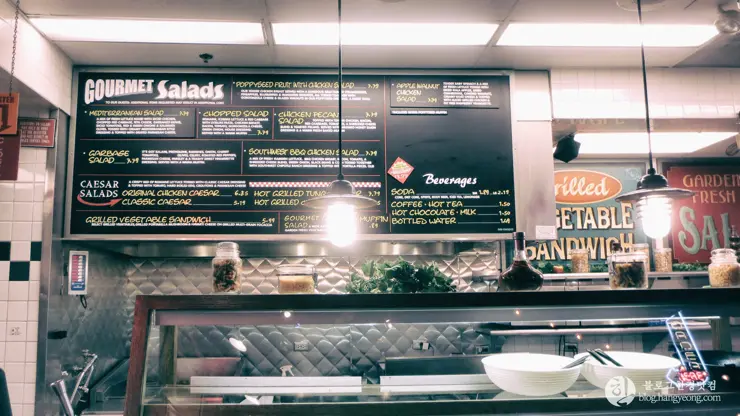 포틸러스 핫도그 (Portillo’s Hot Dogs), 캘리포니아 부에나 팍 핫도그 전문점