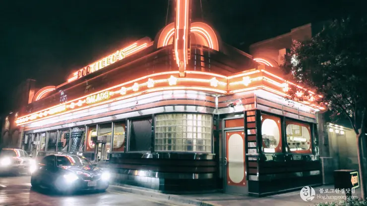 포틸러스 핫도그 (Portillo’s Hot Dogs), 캘리포니아 부에나 팍 핫도그 전문점