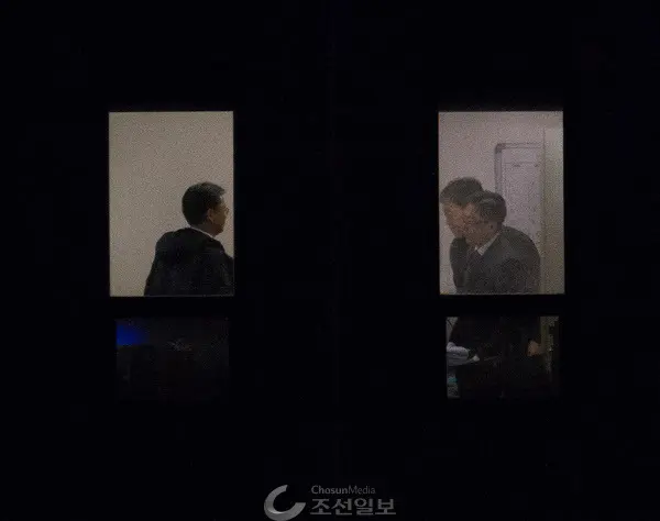 팔짱 낀 우병우, 검찰조사? 놀러왔네 놀러왔어