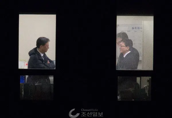 팔짱 낀 우병우, 검찰조사? 놀러왔네 놀러왔어