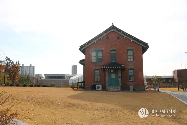 청주 가볼만한곳, 일신여자고등학교 일대 탑동 양관