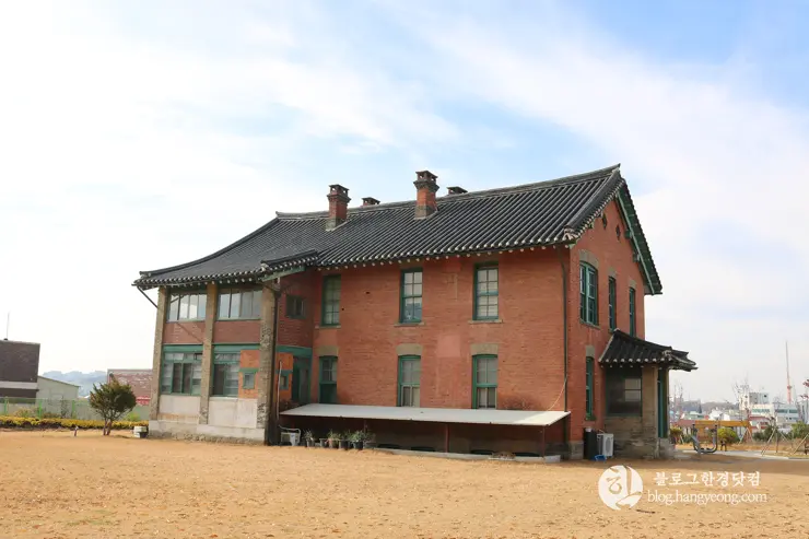 청주 가볼만한곳, 일신여자고등학교 일대 탑동 양관