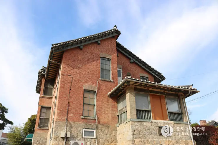 청주 가볼만한곳, 일신여자고등학교 일대 탑동 양관