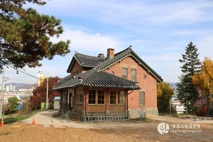 청주 가볼만한곳, 일신여자고등학교 일대 탑동 양관