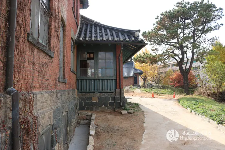 청주 가볼만한곳, 일신여자고등학교 일대 탑동 양관