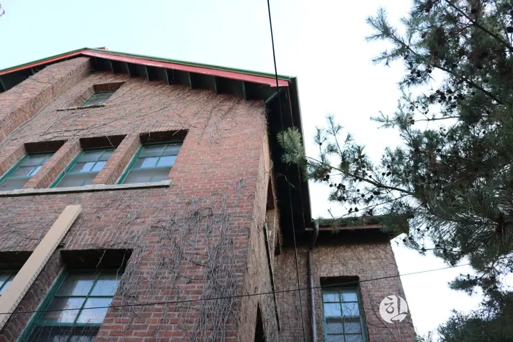 청주 가볼만한곳, 일신여자고등학교 일대 탑동 양관